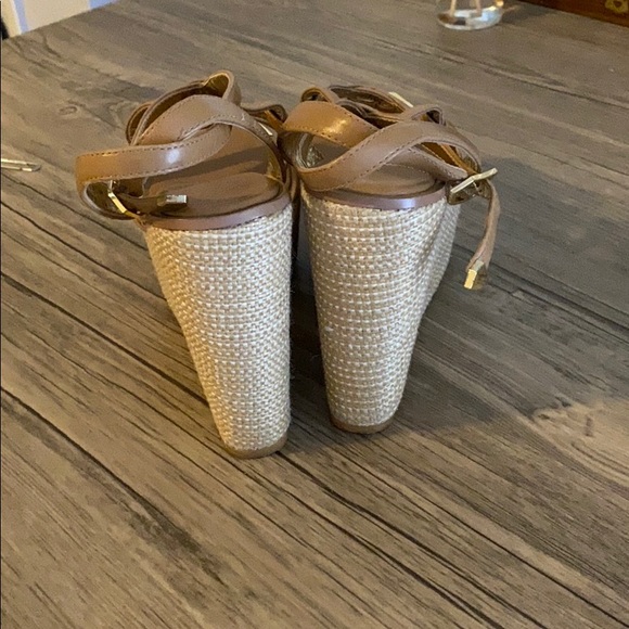 Aldo tan platform strappy sandals w/ gold accent - Picture 3 of 4